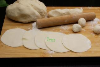 面团醒好之后，分成小团，揉搓光滑，用擀面杖擀薄，饺子皮柔软劲道，不粘手。