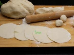 面团醒好之后，分成小团，揉搓光滑，用擀面杖擀薄，饺子皮柔软劲道，不粘手。