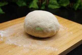 搅拌好的面揉搓成光滑的面团，盖上保鲜膜，静放10分钟，这个过程叫醒面，醒面之后肉的面更加劲道。