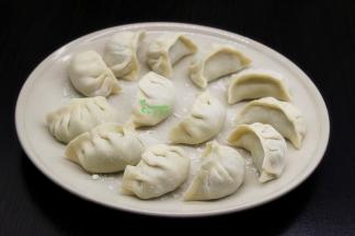 这是包好的饺子，盘子上撒的面粉，放入包好饺子