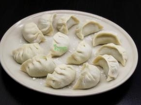 这是包好的饺子，盘子上撒的面粉，放入包好饺子
