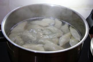 煮锅倒入适量的清水，煮沸，放入包好的饺子，加少许盐；
