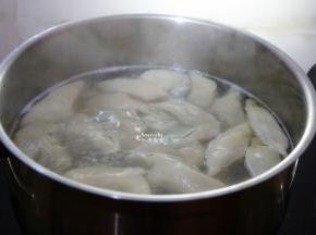 煮锅倒入适量的清水，煮沸，放入包好的饺子，加少许盐；