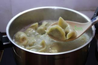用勺子，搅拌一下饺子，不要太多粘再锅底，饺子煮到浮起来，捞出，鲜香味美的香葱水饺就好了