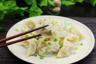 香葱水饺就煮好了。