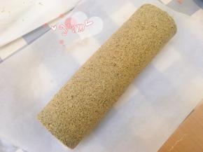 用擀面杖卷住油纸，顺势往上推，卷起来，两边跟拧糖一样拧起来。定型半小时再切块食用。