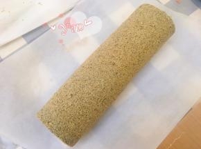 用擀面杖卷住油纸，顺势往上推，卷起来，两边跟拧糖一样拧起来。定型半小时再切块食用。