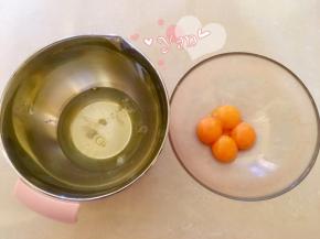 四个鸡蛋分离蛋黄蛋清至无油无水的盆里.