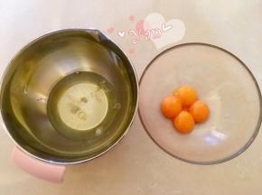 四个鸡蛋分离蛋黄蛋清至无油无水的盆里.