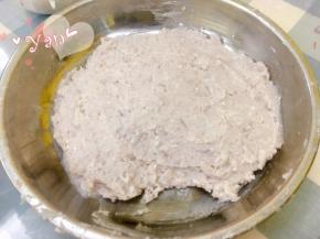 芋泥馅：芋头蒸熟，加入3大匙糖，搅成泥状。加入适量纯牛奶和炼奶，与芋泥混合拌匀。