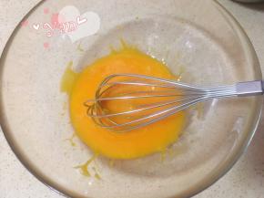 蛋黄+玉米油搅匀。
