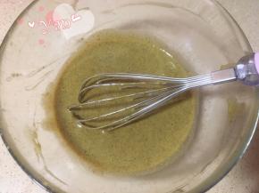 筛入黑米粉，画“之”字形翻拌均匀。