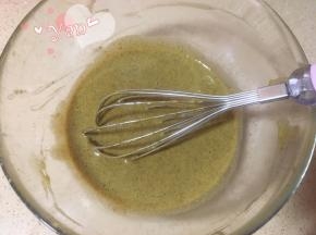 筛入黑米粉，画“之”字形翻拌均匀。