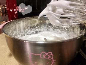 蛋清+糖打发至提起打蛋头有长弯钩即可。