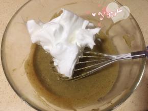 舀一大勺蛋白到蛋黄糊里。