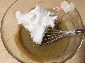 舀一大勺蛋白到蛋黄糊里。