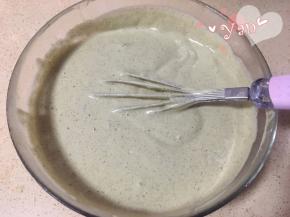 翻拌均匀后倒入蛋白盆里，再翻拌均匀。