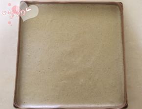 将面糊倒入烤盘里。放入预热好的烤箱，165度烤25分钟。