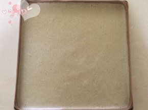 将面糊倒入烤盘里。放入预热好的烤箱，165度烤25分钟。