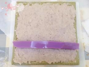 再反转蛋糕卷，烫面朝上，抹上芋泥，放入紫薯奶冻（提前做好）。