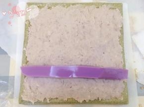 再反转蛋糕卷，烫面朝上，抹上芋泥，放入紫薯奶冻（提前做好）。