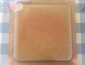 出炉立即提着油布移到晾网上晾凉。