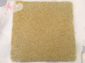 晾凉翻面，撕开油布，毛巾面出来。