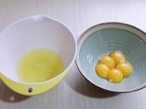 蛋黄和蛋清，分别再无油无水的容器里。 