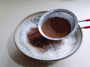 筛入面粉，可可粉用手动打蛋器拌均匀。