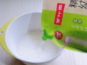 蛋白打发，往蛋白里加入柠檬汁(白醋也可以)电动打蛋器将蛋白中速打发至呈现鱼眼泡。 加入三分之糖，继续高速打发。(幼砂糖 颗粒比较细更容易融化，主要可以用作烘焙、凉拌等新包装是螺旋口的也更方便）