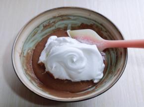 取三分之一的蛋白霜加入蛋黄糊中，翻拌手法直至看不到蛋白霜。再取三分之一的蛋白霜加入蛋黄糊中，继续上面的手法，翻拌直至看不到蛋白霜。 