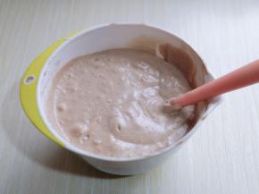 最后将可可蛋黄糊倒入蛋白霜的容器中，继续翻拌的手法，直至看不到蛋白霜即可。拌好的蛋糕糊，细腻光滑，饱满。