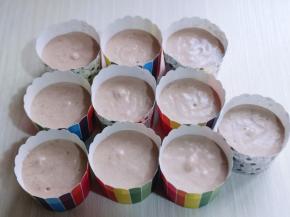 倒入纸杯中。(用裱花袋将蛋糕糊挤入杯中也可以)