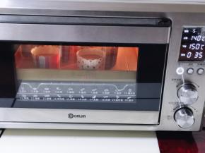 上管140度，下管150度烤35分钟。(烤箱时间及温度仅供参考)