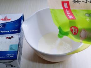 做奶油，将奶油倒入深口的器具中，加入糖。