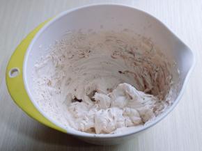 启动电动打蛋器先中速打发，奶油粘稠时高速打发至明显纹路即可。