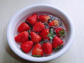 草莓去根，加入盐泡10分钟。