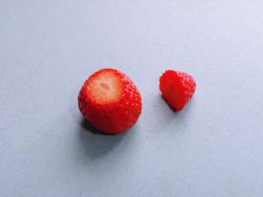 将草莓的尖部切下来，如图。