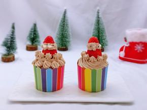 用熟黑芝麻装饰了眼睛。