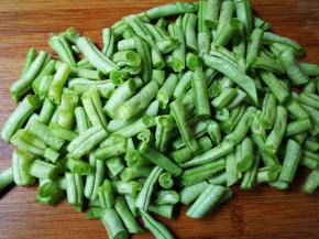 刀豆摘去两头，清洗干净，切成小段