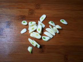 蒜瓣剥去皮切成片