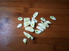 蒜瓣剥去皮切成片