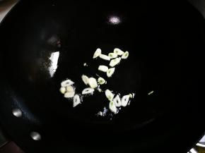 热锅凉油放入蒜片煎出香味