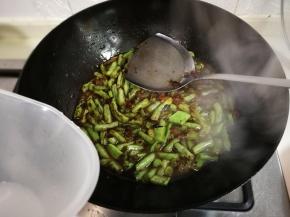 放入150毫升热水