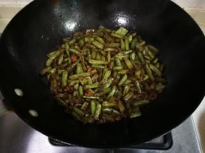 盖上锅盖中火烧开小火焖至刀豆熟透