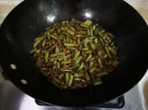 盖上锅盖中火烧开小火焖至刀豆熟透