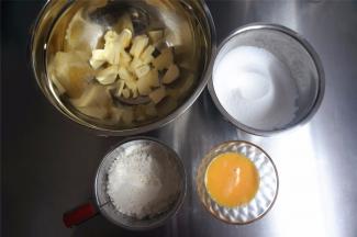 准备食材，提前软化黄油，鸡蛋打碎备用。