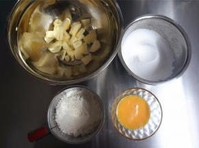 准备食材，提前软化黄油，鸡蛋打碎备用。