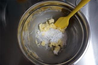 将100克糖粉，4克盐加入到200克软化的黄油中，搅打至黄油与糖粉完全混合。