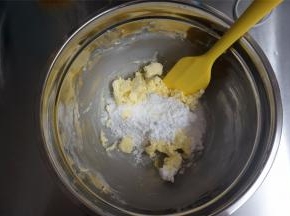 将100克糖粉，4克盐加入到200克软化的黄油中，搅打至黄油与糖粉完全混合。